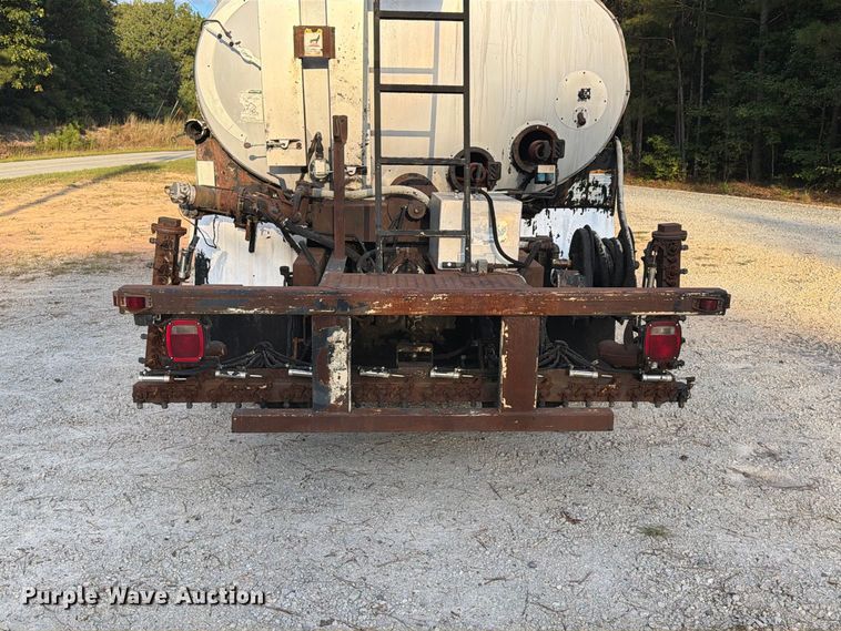 image for item EF1402 2012 International SA515 oil distributor truck