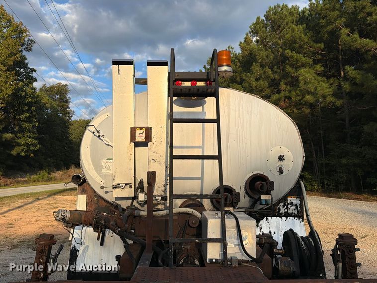 image for item EF1402 2012 International SA515 oil distributor truck