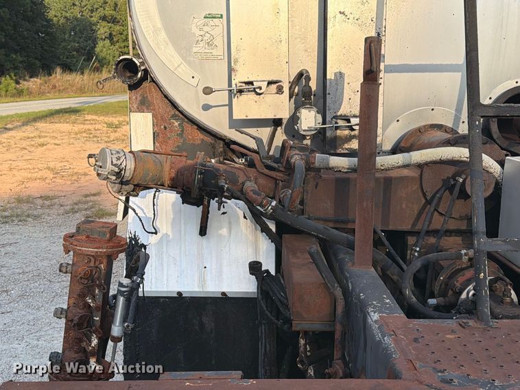 image for item EF1402 2012 International SA515 oil distributor truck