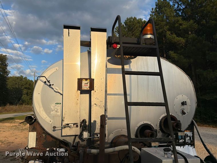 image for item EF1402 2012 International SA515 oil distributor truck
