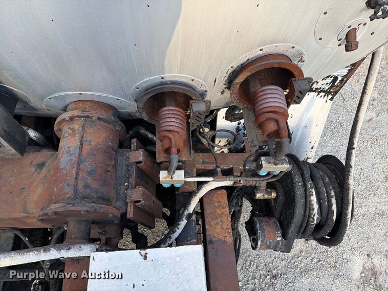 image for item EF1402 2012 International SA515 oil distributor truck
