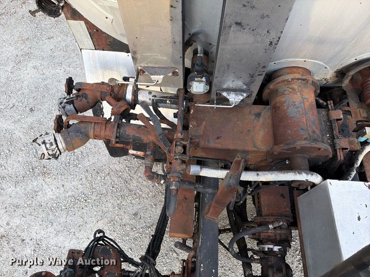 image for item EF1402 2012 International SA515 oil distributor truck