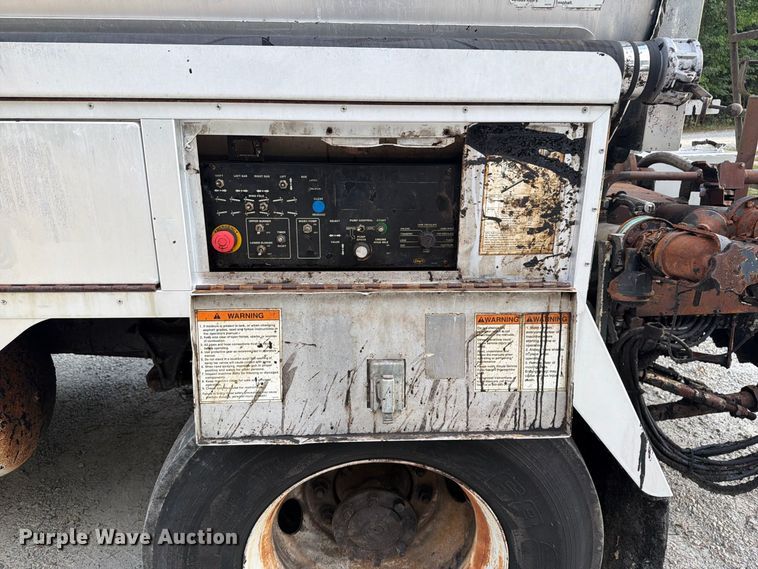 image for item EF1402 2012 International SA515 oil distributor truck