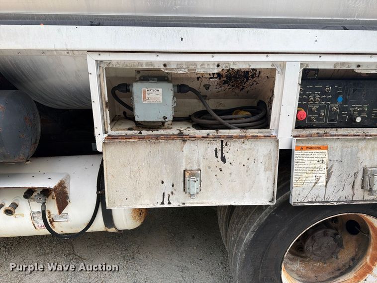image for item EF1402 2012 International SA515 oil distributor truck
