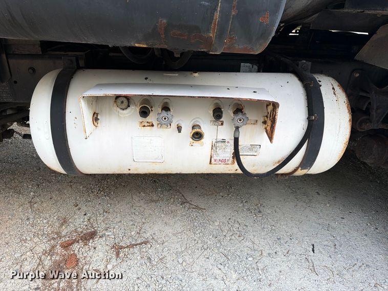 image for item EF1402 2012 International SA515 oil distributor truck