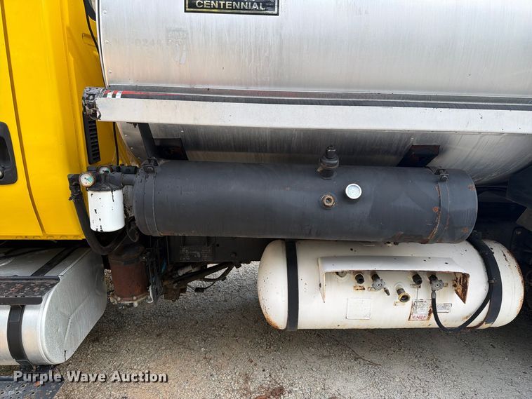 image for item EF1402 2012 International SA515 oil distributor truck