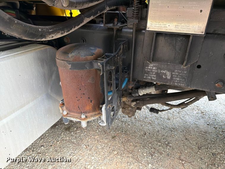 image for item EF1402 2012 International SA515 oil distributor truck