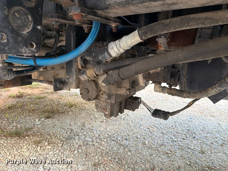 image for item EF1402 2012 International SA515 oil distributor truck