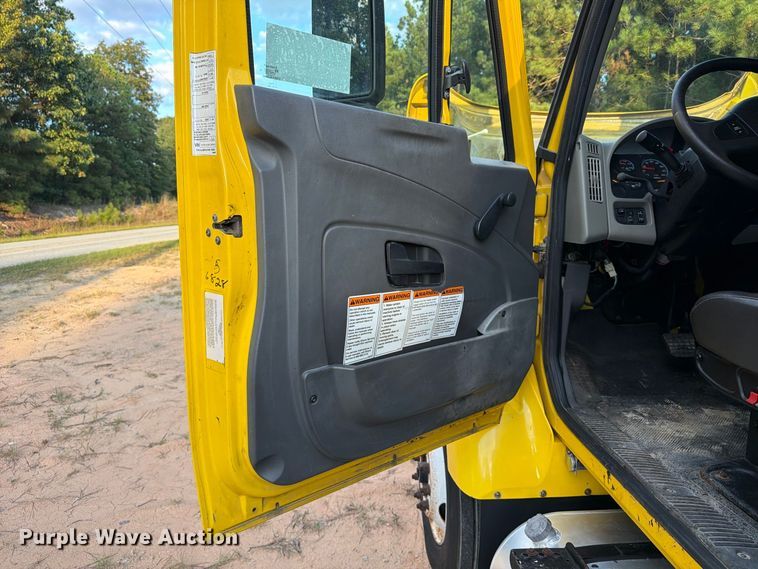 image for item EF1402 2012 International SA515 oil distributor truck