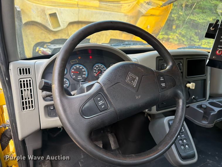 image for item EF1402 2012 International SA515 oil distributor truck