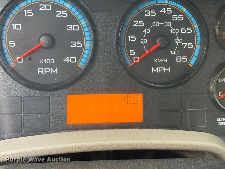 image for item EF1402 2012 International SA515 oil distributor truck