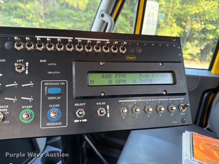 image for item EF1402 2012 International SA515 oil distributor truck