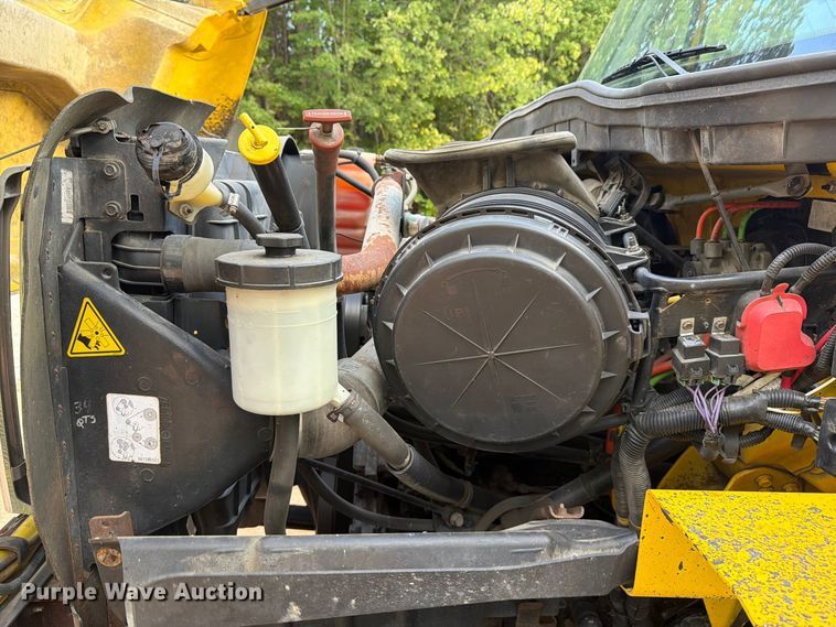 image for item EF1402 2012 International SA515 oil distributor truck