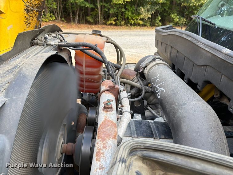 image for item EF1402 2012 International SA515 oil distributor truck