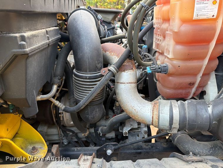 image for item EF1402 2012 International SA515 oil distributor truck