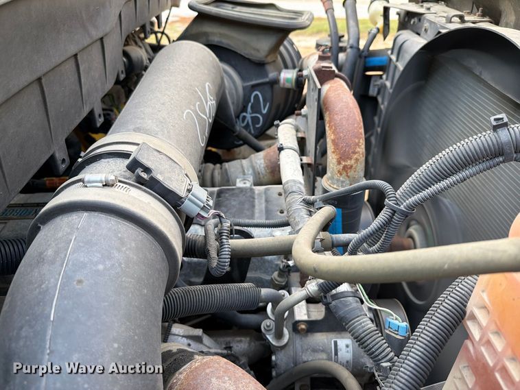 image for item EF1402 2012 International SA515 oil distributor truck
