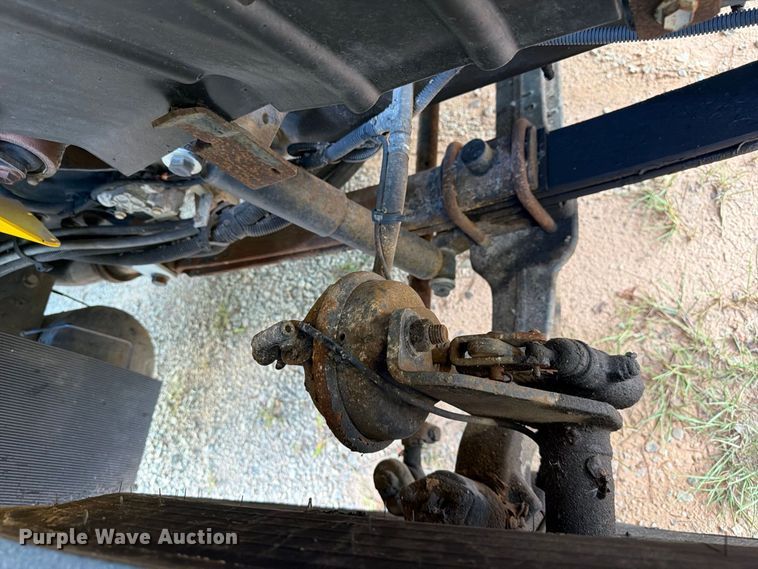 image for item EF1402 2012 International SA515 oil distributor truck