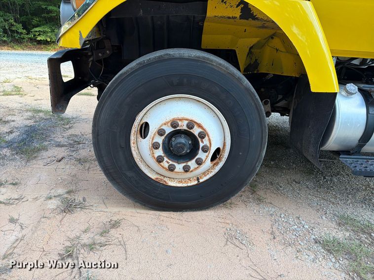 image for item EF1402 2012 International SA515 oil distributor truck