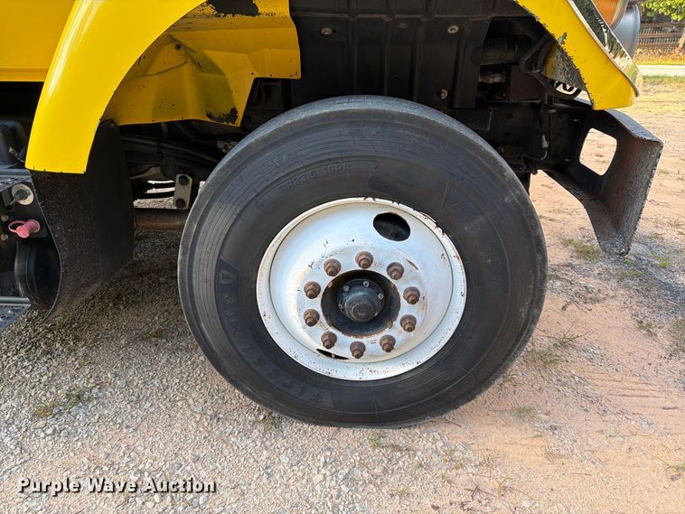 image for item EF1402 2012 International SA515 oil distributor truck
