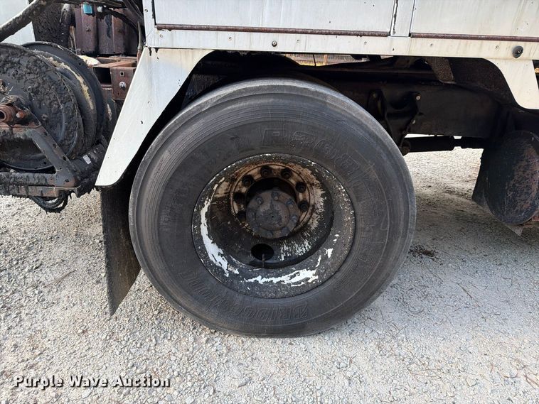 image for item EF1402 2012 International SA515 oil distributor truck