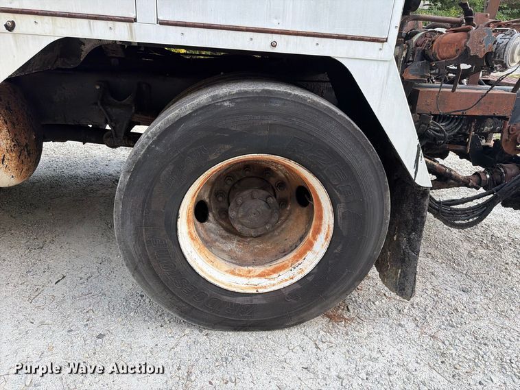 image for item EF1402 2012 International SA515 oil distributor truck