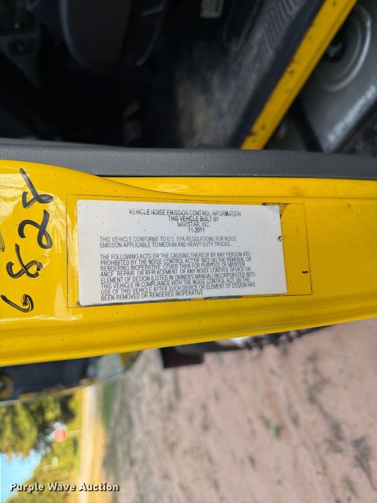 image for item EF1402 2012 International SA515 oil distributor truck