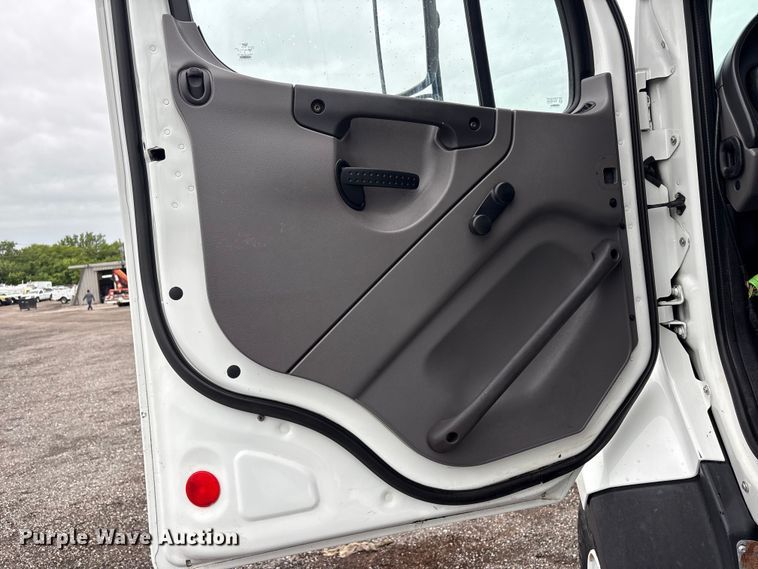 image for item EG9215 2013 Freightliner 108SD Crew Cab utility / service truck