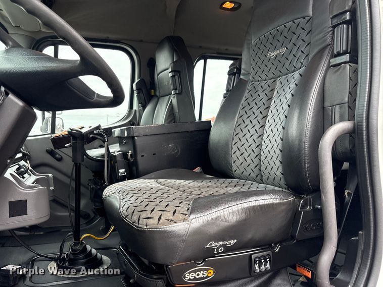 image for item EG9215 2013 Freightliner 108SD Crew Cab utility / service truck