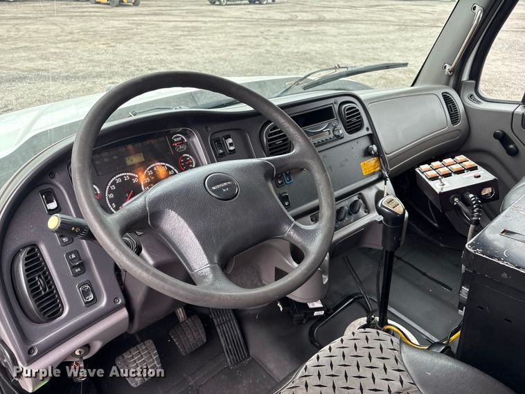 image for item EG9215 2013 Freightliner 108SD Crew Cab utility / service truck