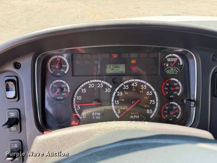 image for item EG9215 2013 Freightliner 108SD Crew Cab utility / service truck