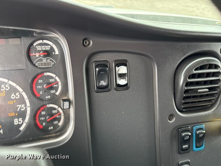 image for item EG9215 2013 Freightliner 108SD Crew Cab utility / service truck