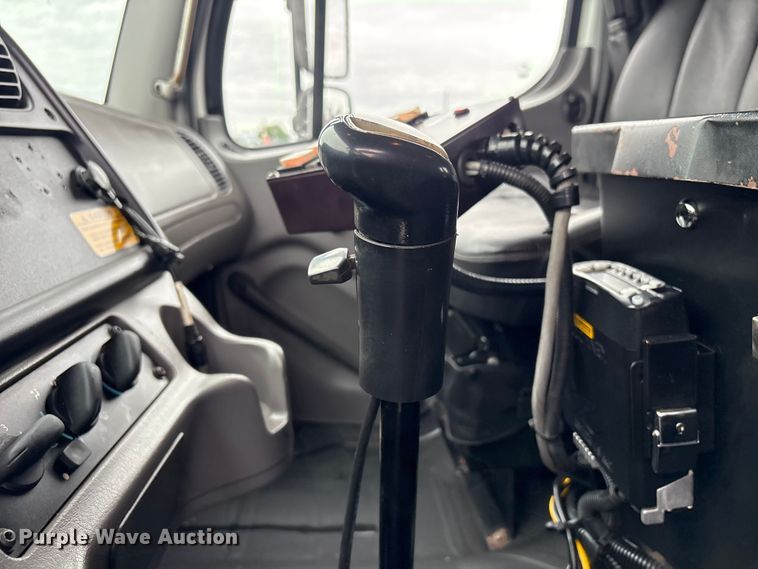 image for item EG9215 2013 Freightliner 108SD Crew Cab utility / service truck