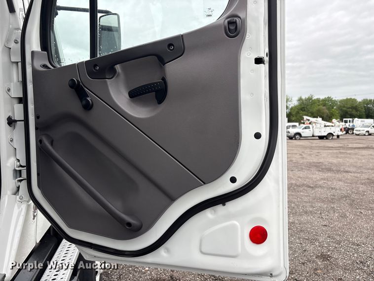 image for item EG9215 2013 Freightliner 108SD Crew Cab utility / service truck