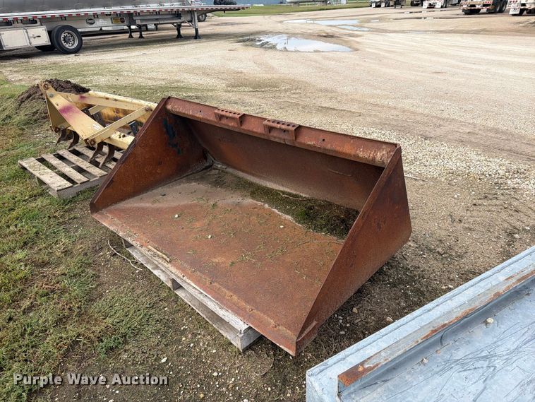 Skid steer bucket