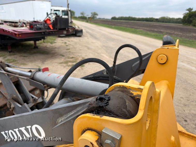 image for item EI7751 2004 Volvo L30B wheel loader