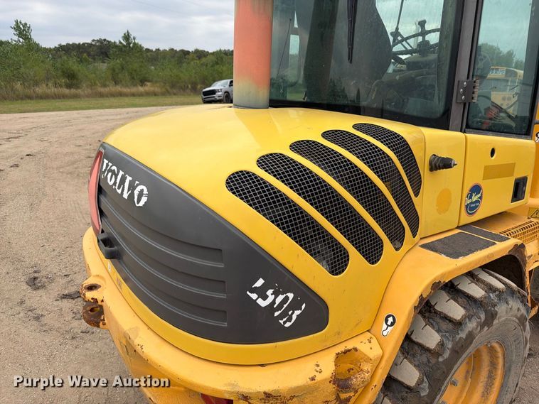 image for item EI7751 2004 Volvo L30B wheel loader