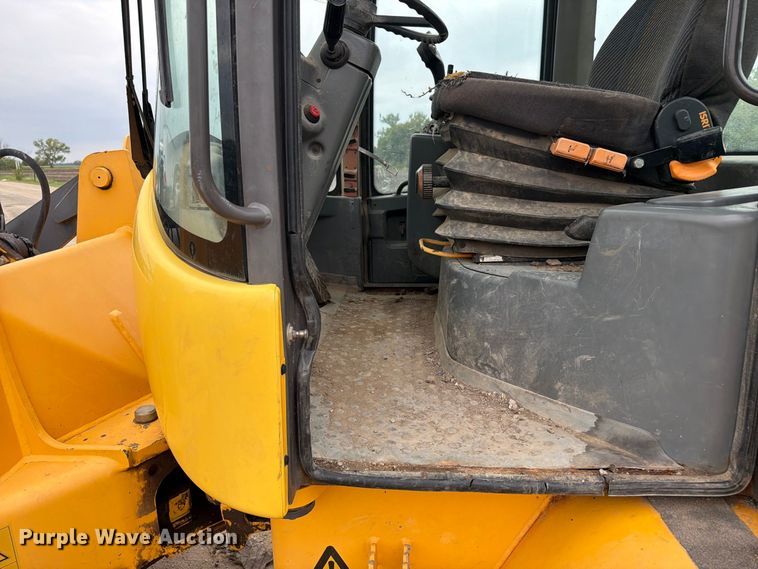 image for item EI7751 2004 Volvo L30B wheel loader