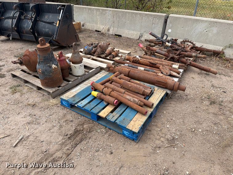 image for item EP7683 (5) pallets of boring attachments