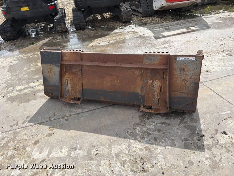 image for item EP7868 Melroe skid steer bucket