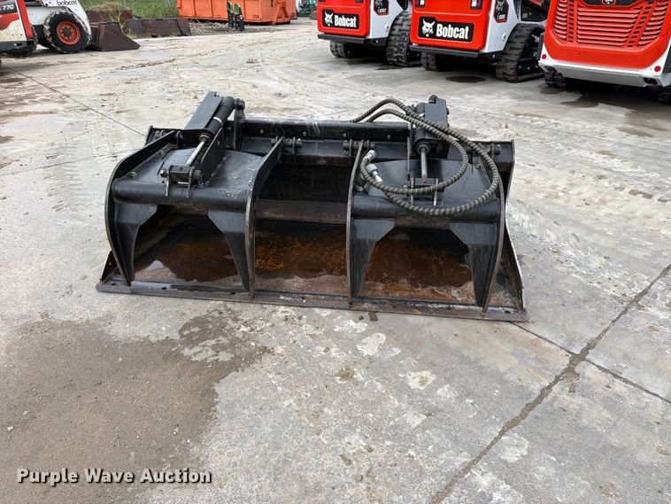 image for item EP7869 John Deere skid steer grapple bucket