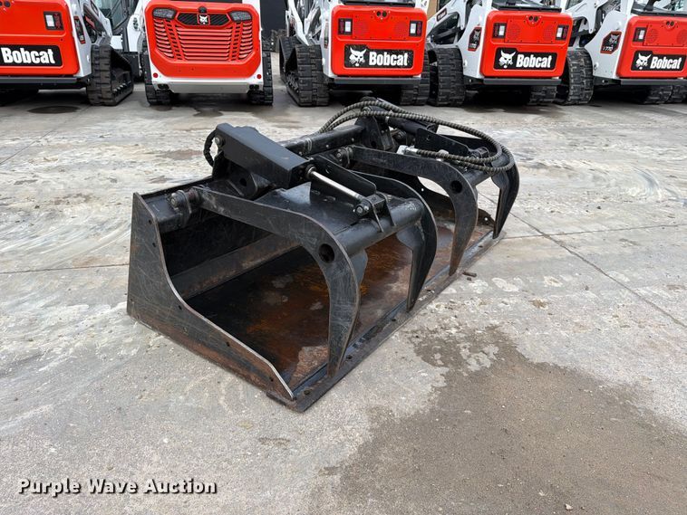 image for item EP7869 John Deere skid steer grapple bucket