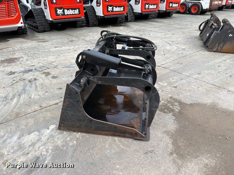 image for item EP7869 John Deere skid steer grapple bucket