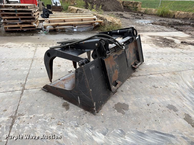 image for item EP7869 John Deere skid steer grapple bucket