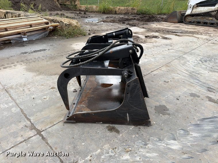image for item EP7869 John Deere skid steer grapple bucket