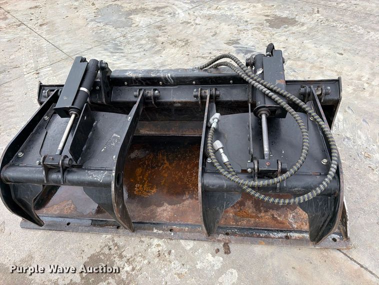 image for item EP7869 John Deere skid steer grapple bucket