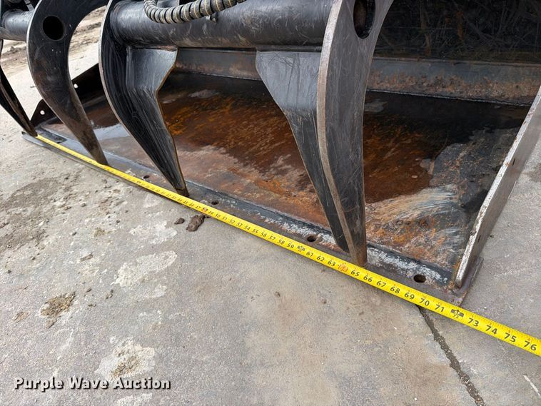 image for item EP7869 John Deere skid steer grapple bucket