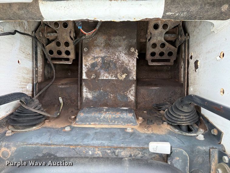 image for item EP7876 2004 Bobcat S130 skid steer loader
