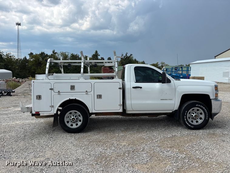 image for item ER3367 2015 Chevrolet Silverado 3500HD utility bed pickup truck