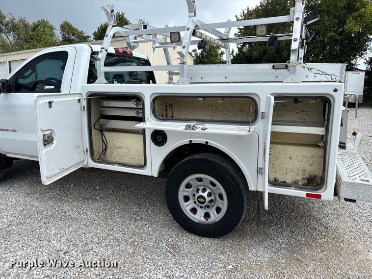 image for item ER3367 2015 Chevrolet Silverado 3500HD utility bed pickup truck