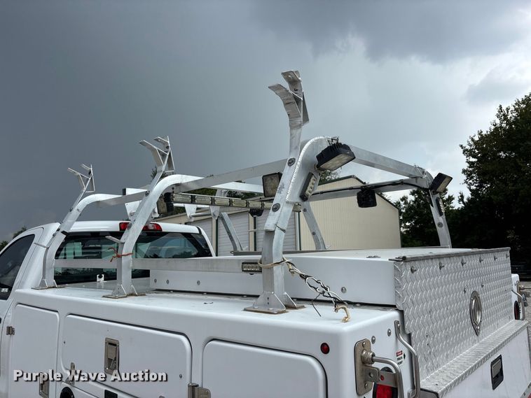 image for item ER3367 2015 Chevrolet Silverado 3500HD utility bed pickup truck
